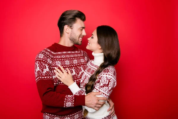 Porträt einer entzückenden süßen Familie, die sich umarmt und in die Augen von — Stockfoto