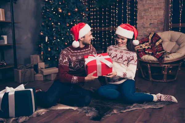 Sweet husband and wife are receiving gifts with white ribbon, si — Stock Photo, Image