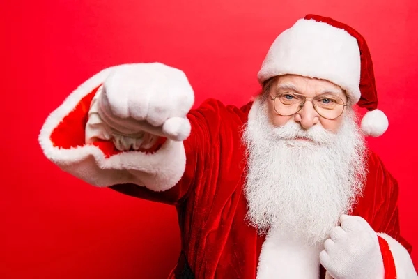 O Pai Natal bate nos punhos, nos nós. Luta de ano novo, em forma, boxeador — Fotografia de Stock