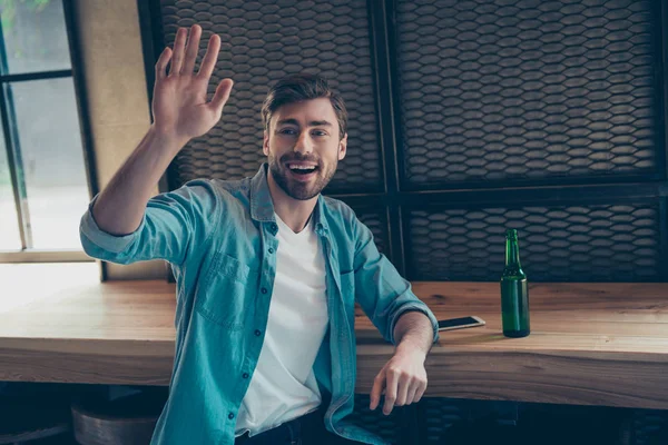 ¡Hola! Alegre morena hipster con botella en el bar, saludar — Foto de Stock