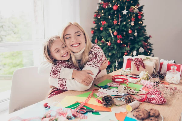 Pequeña rubia encantadora con su mamá se acurrucan, haciendo handcraf —  Fotos de Stock