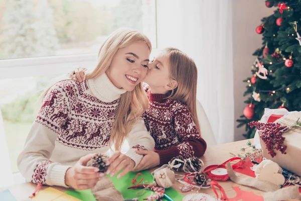 Pequeña rubia encantadora con su mami están abrazando, haciendo artesanía —  Fotos de Stock