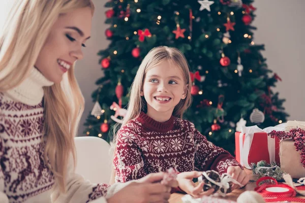 Carino piccola bionda è così allegro, guardando bello e dolce a — Foto Stock