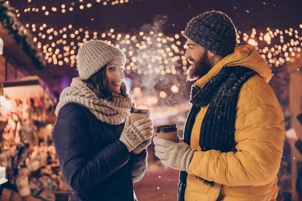 Weihnachtszeit! niedliche verheiratete Familie ist mit einem Spaziergang im Park auf einem co — Stockfoto