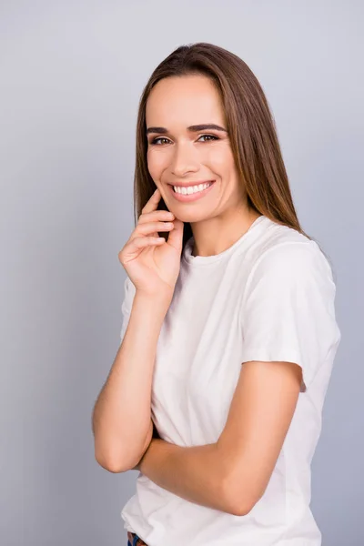 Close up retrato de sucesso jovem senhora em branco casual tshir — Fotografia de Stock