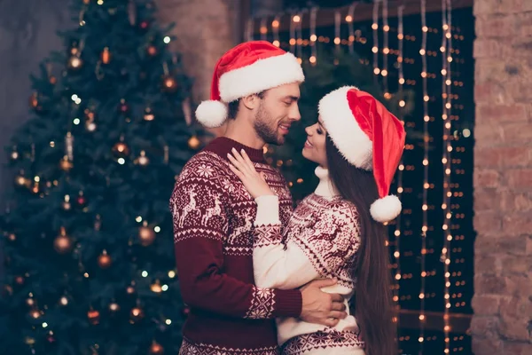 Seitenprofil-Ansicht von entzückenden süßen Mann und Frau Bonding, kn — Stockfoto