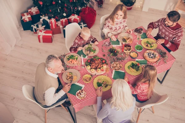 Guten Appetit! Weihnachtszeit! Hochwinkelaufnahme von sechs Verwandten, — Stockfoto