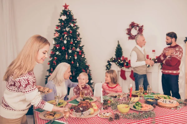 Sechs fröhliche Verwandte, Fokus der blonden Mutter, die süßes Dessert serviert — Stockfoto