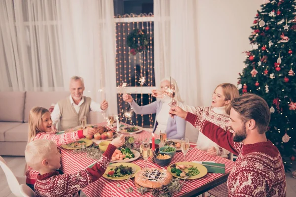 Miracle de Noël, Esprit Saint ! Six parents joyeux assis et célébrité — Photo