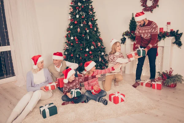 Zes vrolijke familieleden hechting op tapijt thuis, paar, prikkelen — Stockfoto