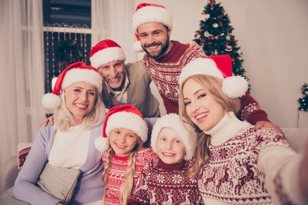 Portrét šesti veselá multi generace příbuzných lepení na c — Stock fotografie