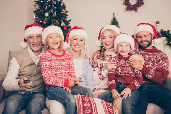 Gruppe fröhlicher Verwandter umarmt Bindung auf Couch, verheiratet co — Stockfoto