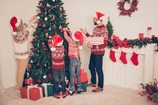 Volledige lengte van de familie thuis, gehuwd paar, broers en zussen in kn — Stockfoto