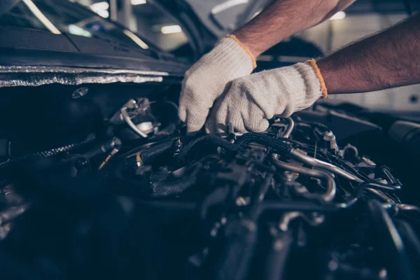 Detailní záběr oříznutého záběr experti posouzení škod pro repairi — Stock fotografie