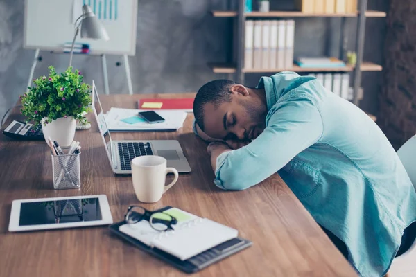 Söta drömmar i arbetsstationen. Sömnig trött frilansare slummer på hans arbetsplats, kaffe kopp och office saker nära på skrivbord topp — Stockfoto