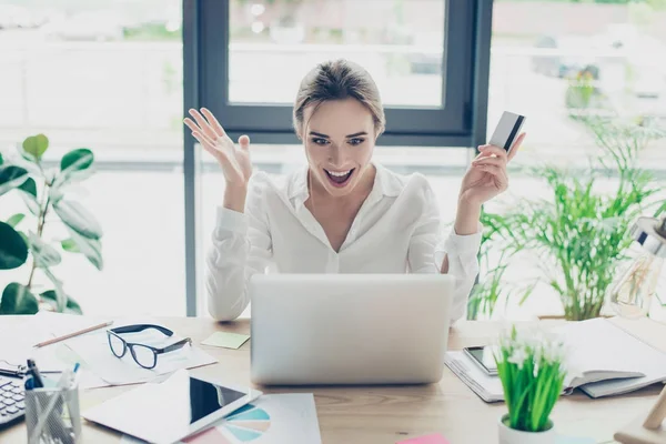 Tak snadné! Nadšený podnikání dáma ve formální oblečení dělá online sh — Stock fotografie