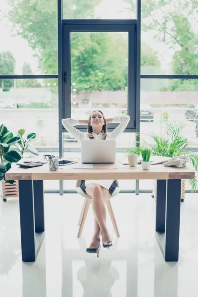 Advogado relaxado bem sucedido está descansando em sua estação de trabalho e dre — Fotografia de Stock