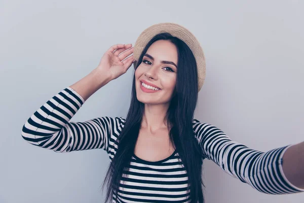 Retrato de jovem viajante lindo despreocupado, sorrindo, em beg — Fotografia de Stock