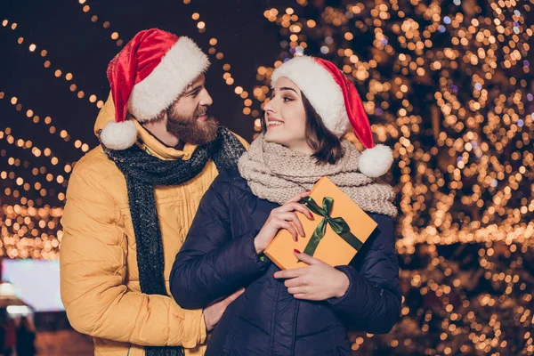 Бічний профіль знімок збудженої леді, що отримує x mas, загорнутий в y — стокове фото