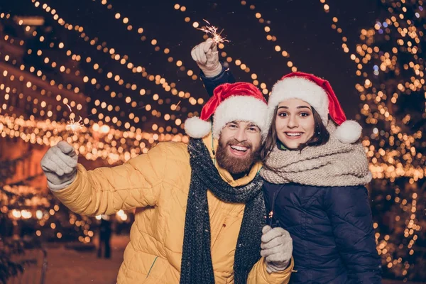 Família animada da juventude está comemorando x mas na cidade em um passeio — Fotografia de Stock