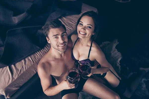 Valentinstag-Feier im Schlafzimmer, Drinks mit Stewardessen, — Stockfoto