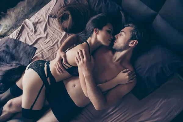 Detailní záběr z krásné Černovlásky napůl nahé manželské partnery o — Stock fotografie