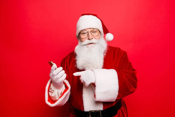 Holly alegre x mas! Papai Noel concentrado em headwear, traje, blac — Fotografia de Stock