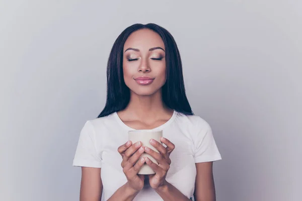 ¡Buenos días! Primer plano retrato de la encantadora joven africana de ensueño — Foto de Stock