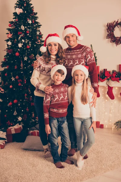 Comprimento total de quatro alegres parentes bonitos, em hom — Fotografia de Stock