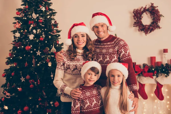 Vier vrolijke mooie hechting familieleden, thuis, gehuwd met staatsgreep — Stockfoto