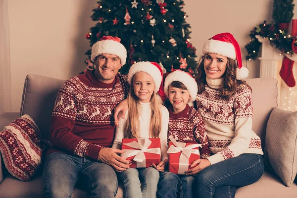 Čtyři roztomilé příbuzné na doma sedět na gauči, manželé, rodiče — Stock fotografie