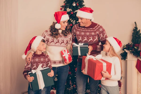 Four cute relatives at home, married couple, parents, mom and da — Stock Photo, Image