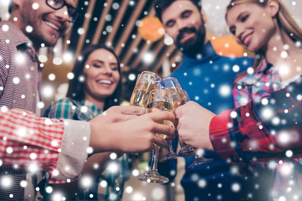 Feliz amigos sorridentes com copos de champanhe beber e rir — Fotografia de Stock