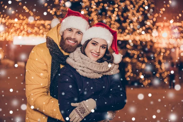 Retrato de feliz bonito jovem casal abraçando uns aos outros um — Fotografia de Stock