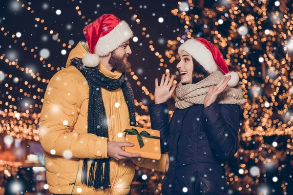 Захоплена щаслива молода жінка отримує подарунок Різдва від її боа — стокове фото