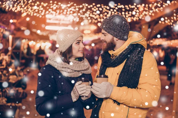 Nahaufnahme Foto von schönen jungen Paar im Freien im Winter Schnee — Stockfoto