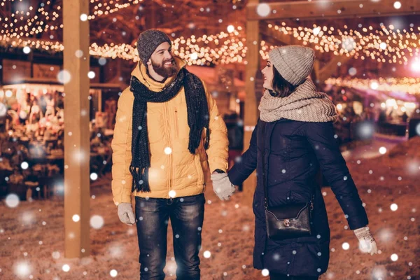 Glücklich sorgenfrei süßes junges Ehepaar spaziert in einem Weihnachtsbaum — Stockfoto