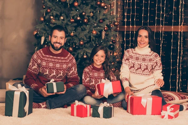 Festlig avslappnad chill samhörighet-läge. Tre glada glada släktingar, gift par, liten flicka, håll gåvor i stickad traditionella dräkter, x mas nyårsafton firande — Stockfoto