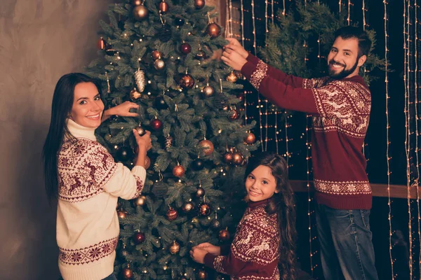 Prêt à célébrer Noël, la veille de Noël. Trois parents à la maison en costumes traditionnels tricotés. Bonheur, amitié, parentalité, enfance, éducation, unité, mère, père — Photo