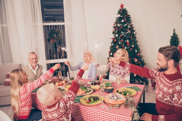 Zes verzameld vrolijke familieleden zitten en vieren met sparkles — Stockfoto