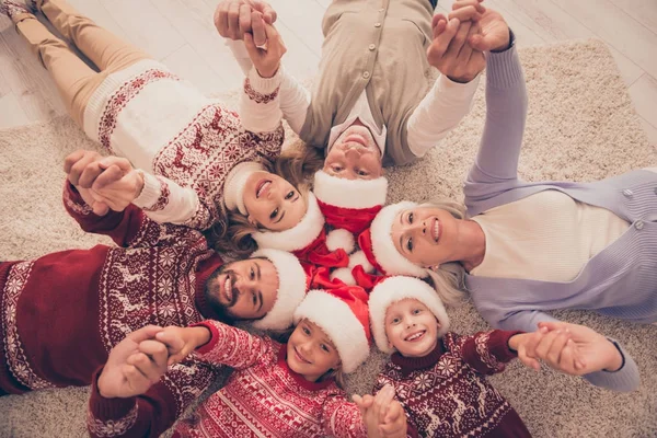 Hoge hoek van zes verzamelde vrolijke familieleden op tapijt, getrouwd — Stockfoto