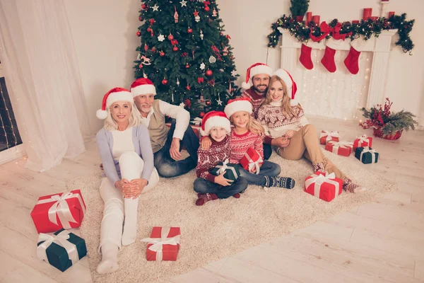 Zes vrolijke familieleden lijmen van knuffel omhelzing op tapijt, getrouwd co — Stockfoto