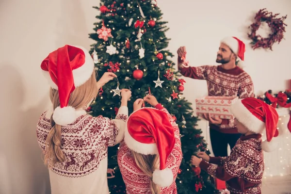 Vier familieleden thuis, gehuwd paar, broers en zussen in gebreide trad — Stockfoto