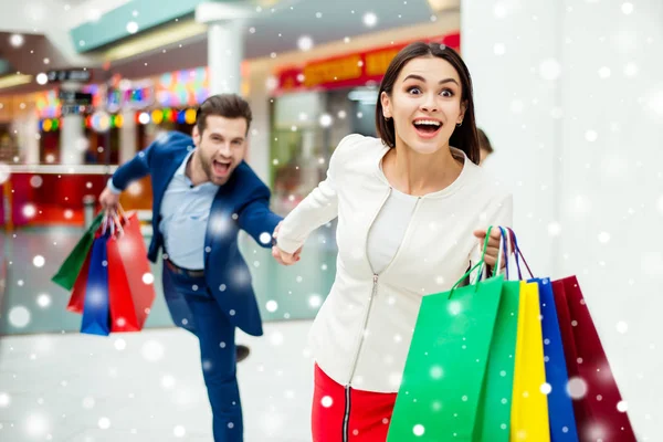 Schiet sneller! Het tijd en fun, winter verkoop winkelen. Knappe — Stockfoto