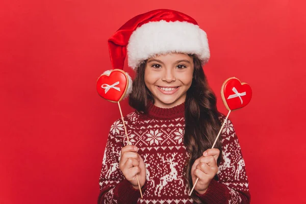 Porträtt av ganska liten bedårande charmig tjej med cookies i — Stockfoto