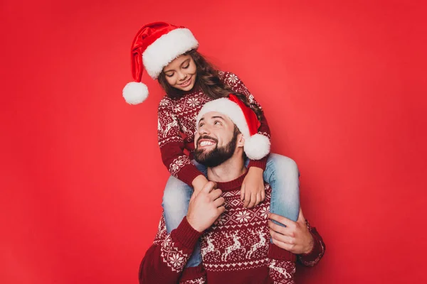 Papá con pequeño adorable dulce linda chica tonteando, emocionado —  Fotos de Stock