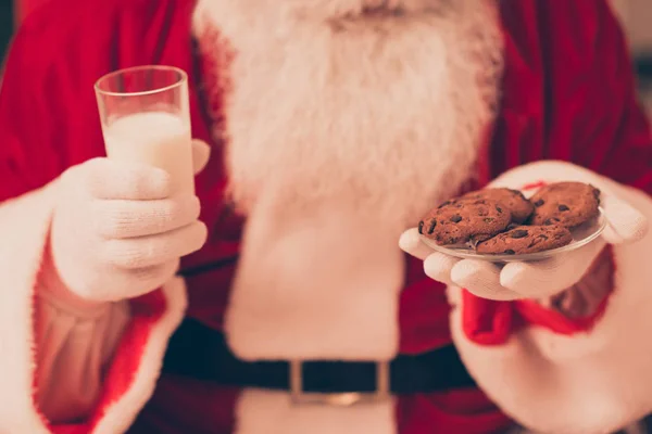 Bliska, przycięte zrelaksowany spokojny Santa w kostium, biały glov — Zdjęcie stockowe