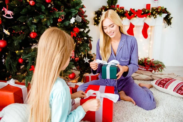 Gorgeous blonde mum and rear back view of small girl, sitting in — Stock Photo, Image