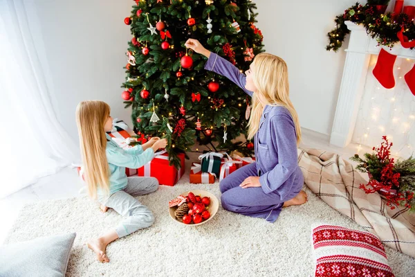 Holly molly noel x mas tijd! Profiel-zijaanzicht van blonde mama een — Stockfoto