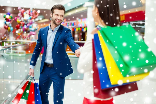 Het tijd met verkoop en plezier winkelen. Knappe vrolijke succes — Stockfoto